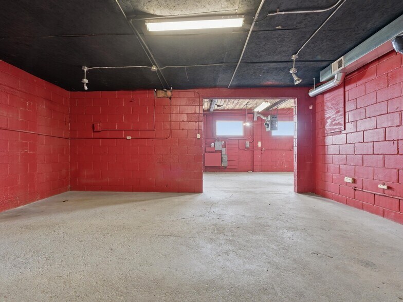 More Photos Of 828 W 14 Mile Rd, Clawson Warehouse For Lease