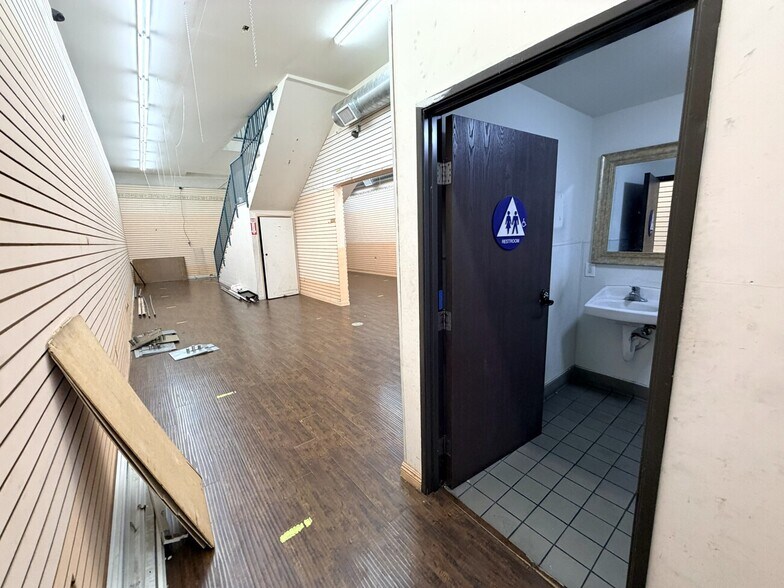 More Photos Of 951 Crocker St, Los Angeles Storefront Retail Office For Lease