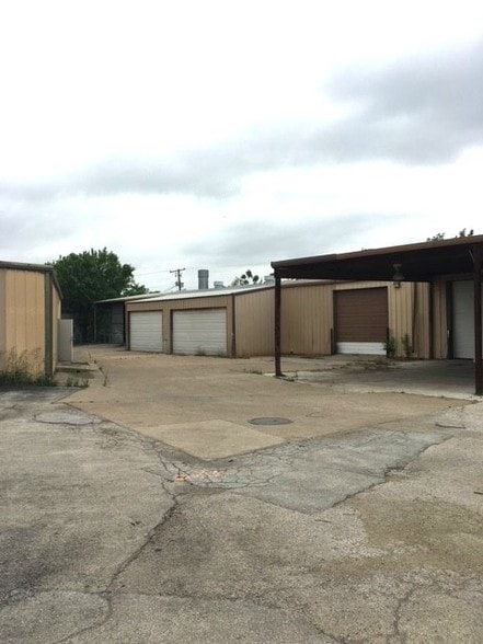 More Photos Of 301 Thomas Pl, Everman Warehouse For Lease