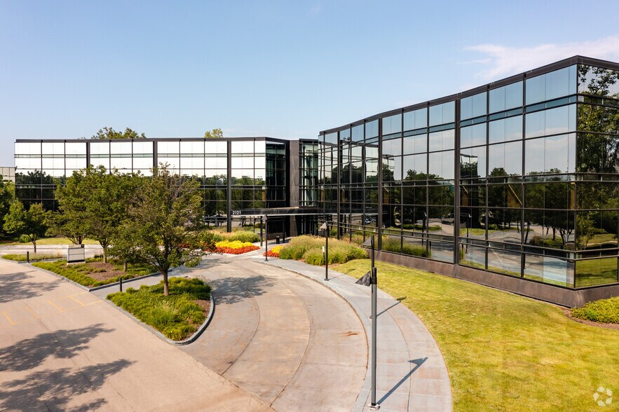 More Photos Of 2333 Waukegan Rd, Bannockburn Unknown For Lease