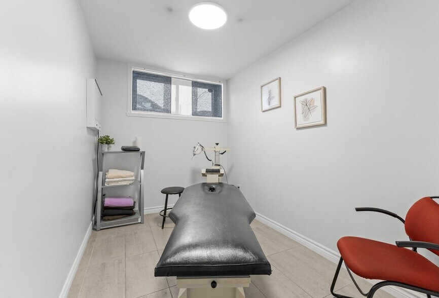 More Photos Of 122 Rue Jean-Talon, Saint-jean-sur-richelieu Storefront Retail Office For Sale
