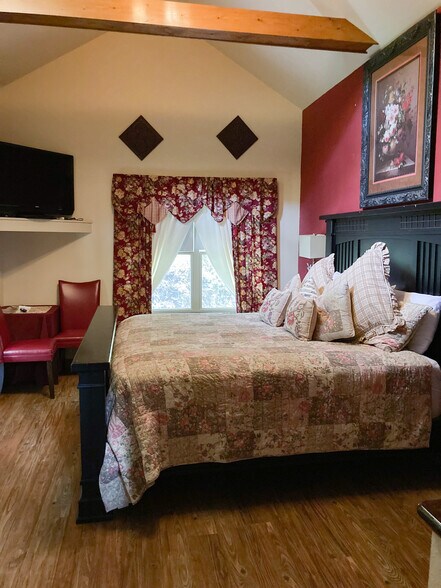 More Photos Of 275 N Main St, Eureka Springs Hotel For Sale