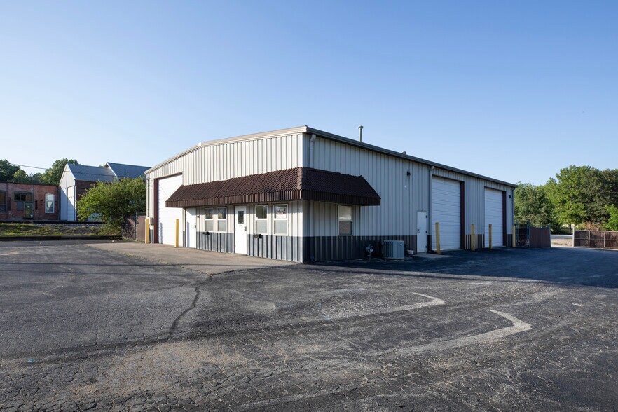 More Photos Of 1177 N Independence St, Harrisonville Warehouse For Sale