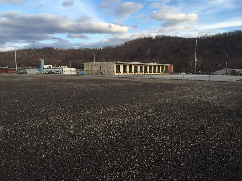 More Photos Of 607-611 N 1st St, Martins Ferry Warehouse For Lease