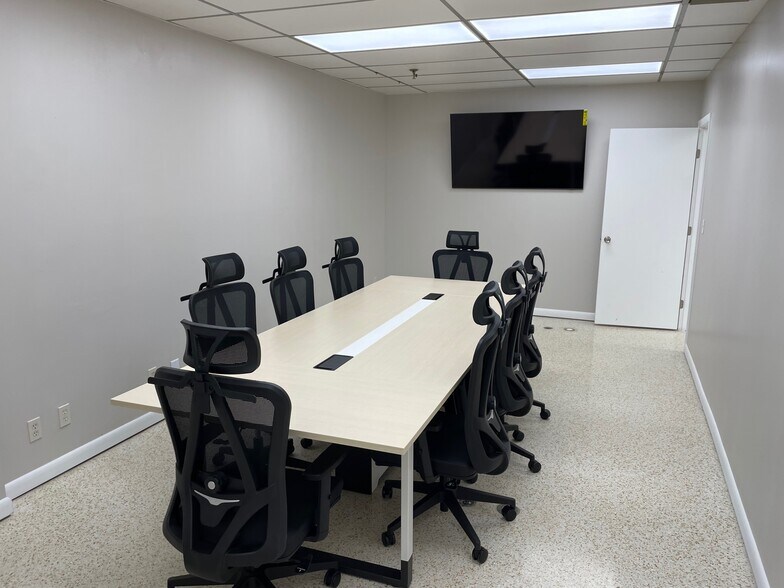 More Photos Of 6818-6824 S Manhattan Ave, Tampa Industrial For Lease