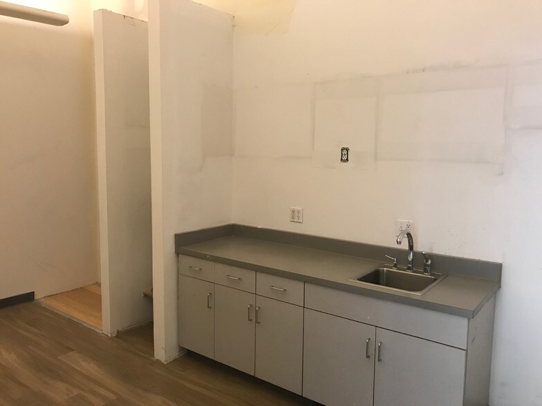 More Photos Of 452 8th St, Oakland Unknown For Lease