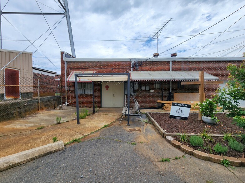 More Photos Of 206 E Main St, Rockwell Storefront Retail Office For Lease