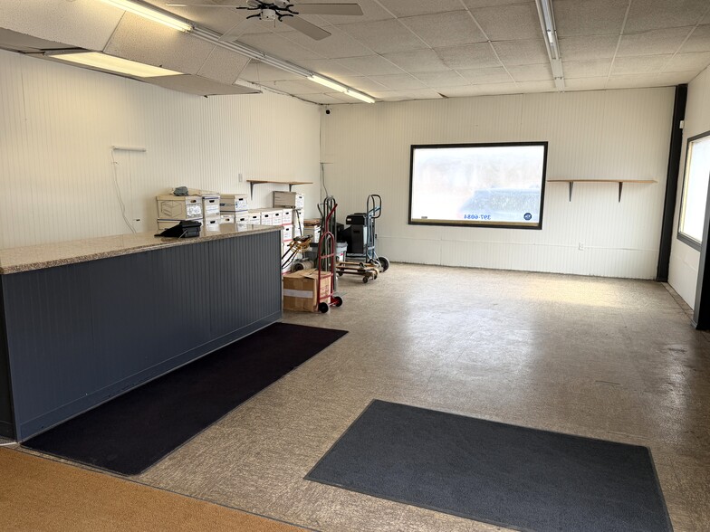 More Photos Of 1921 Broadway, Rockford General Retail For Sale