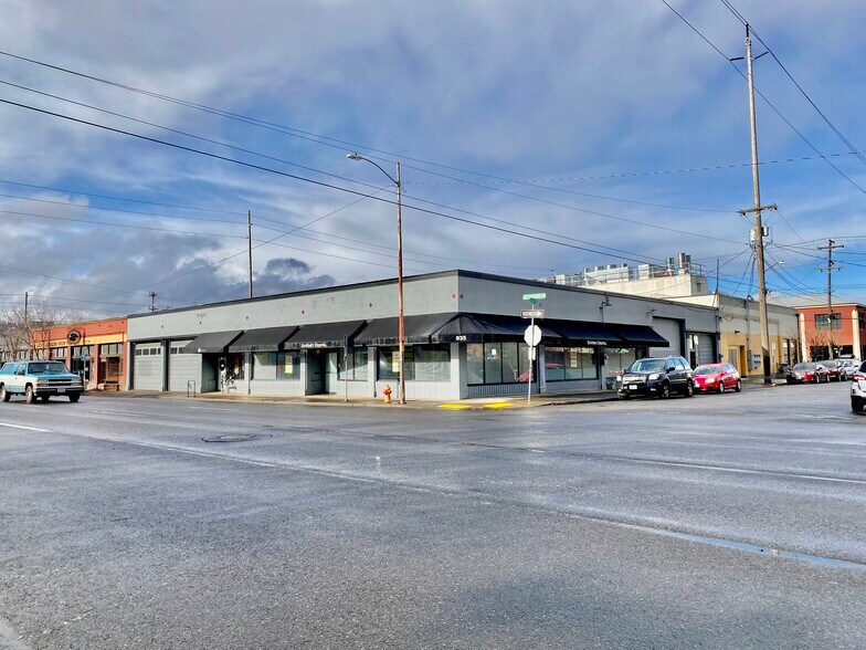 More Photos Of 923-935 SE Hawthorne Blvd, Portland Showroom For Lease