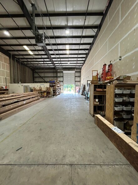 More Photos Of 44819 Acacia Ln, Sterling Warehouse For Lease