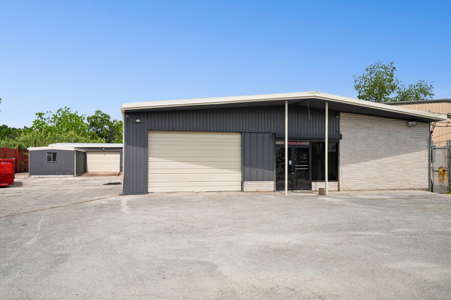 More Photos Of 2920 Golfcrest Blvd, Houston Industrial For Lease