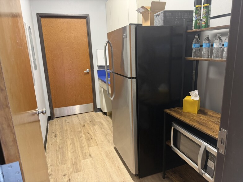 More Photos Of 1040 Mustang Dr, Grapevine General Retail For Lease