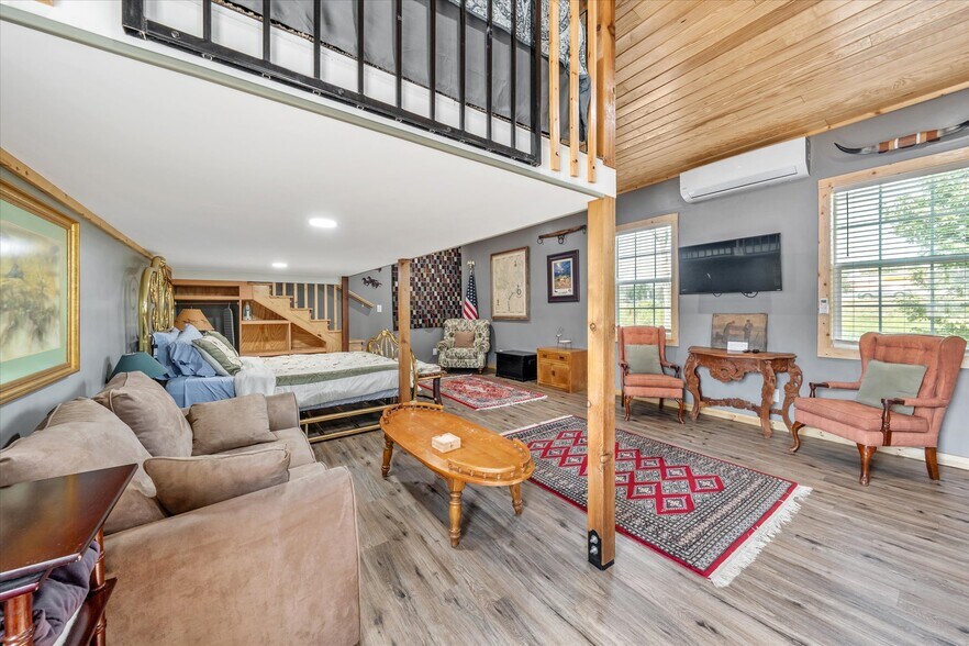 More Photos Of 906 S Main St, Lindale Light Distribution For Sale