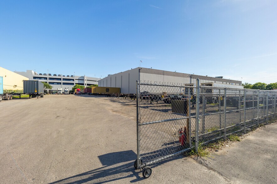 More Photos Of 1301 NW 89th Ct, Doral Warehouse For Lease