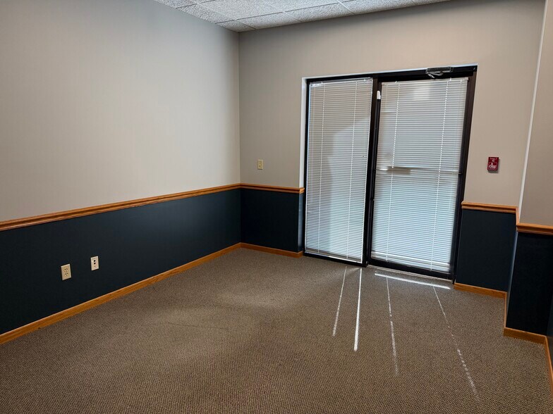 More Photos Of 2045 Grand Ave, West Des Moines Office For Lease