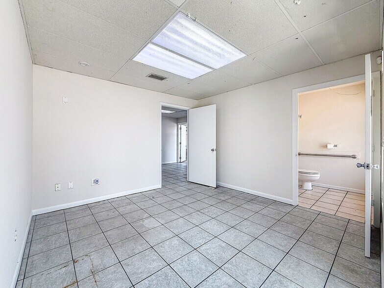 More Photos Of 5524 Independence Ct, Punta Gorda Warehouse For Sale