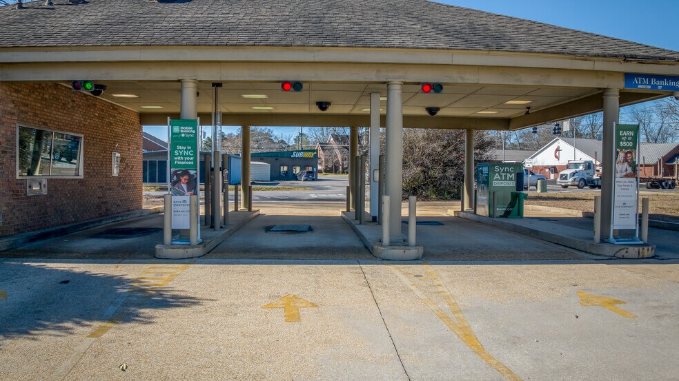 More Photos Of 305 4th Ave SW, Red Bay Bank For Sale