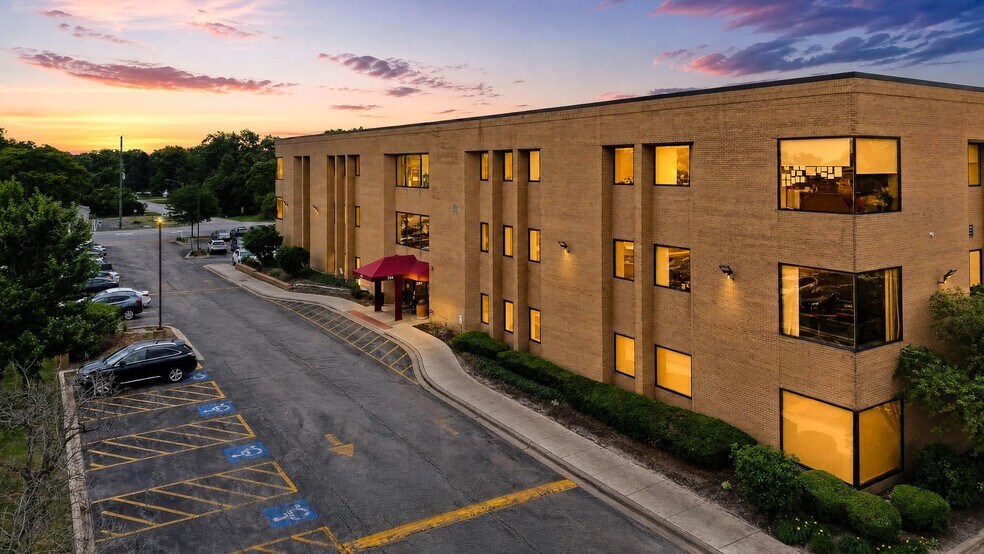 More Photos Of 1S224 Summit Ave, Oakbrook Terrace Medical For Lease