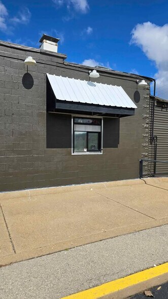 More Photos Of 213 E Washington St, East Peoria General Retail For Sale