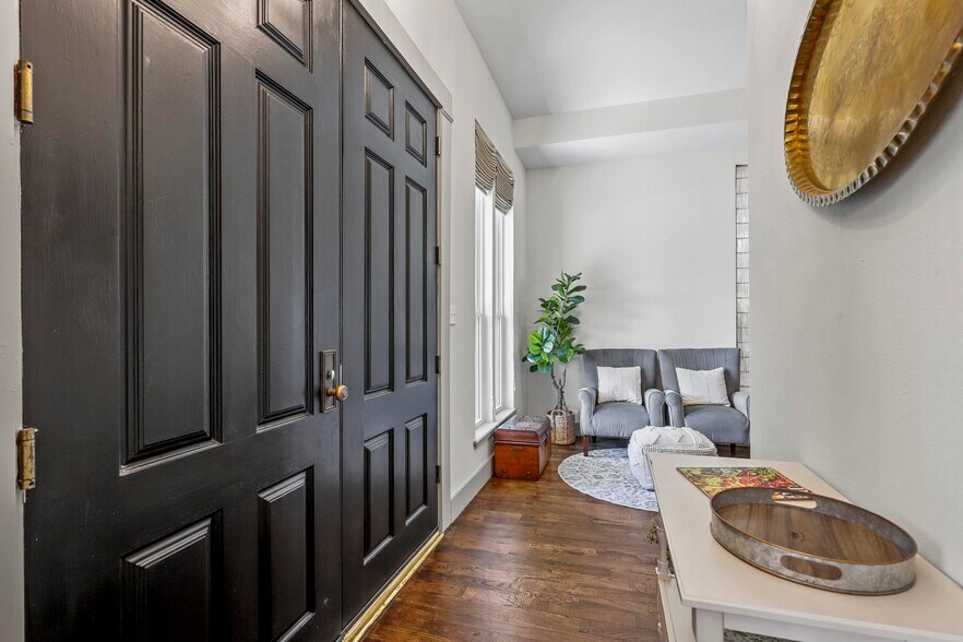 More Photos Of 115 N 1st St, Midlothian Storefront Retail Office For Sale