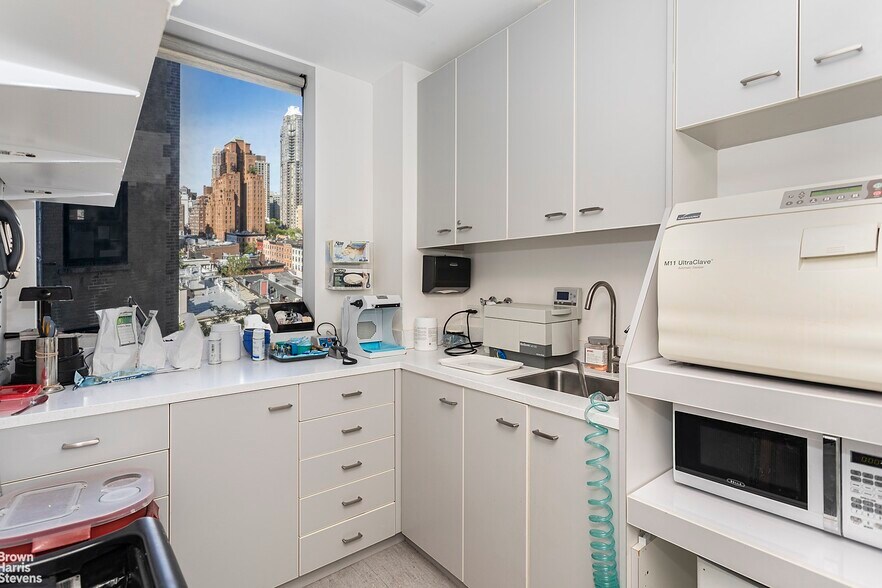 More Photos Of 121 E 60th St, New York Medical For Sale