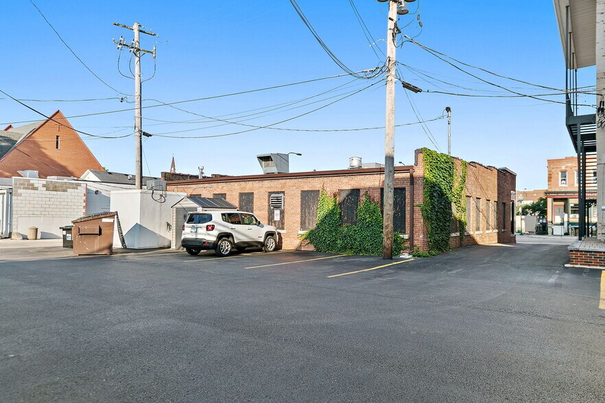 More Photos Of 112 S Maple St, Sycamore Restaurant For Sale