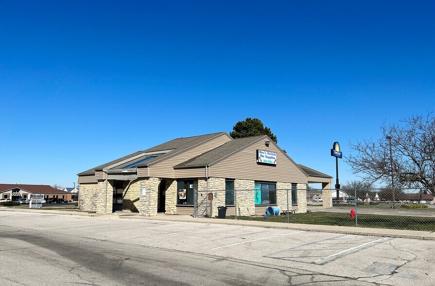 More Photos Of 3301 N Everbrook Ln, Muncie Unknown For Lease