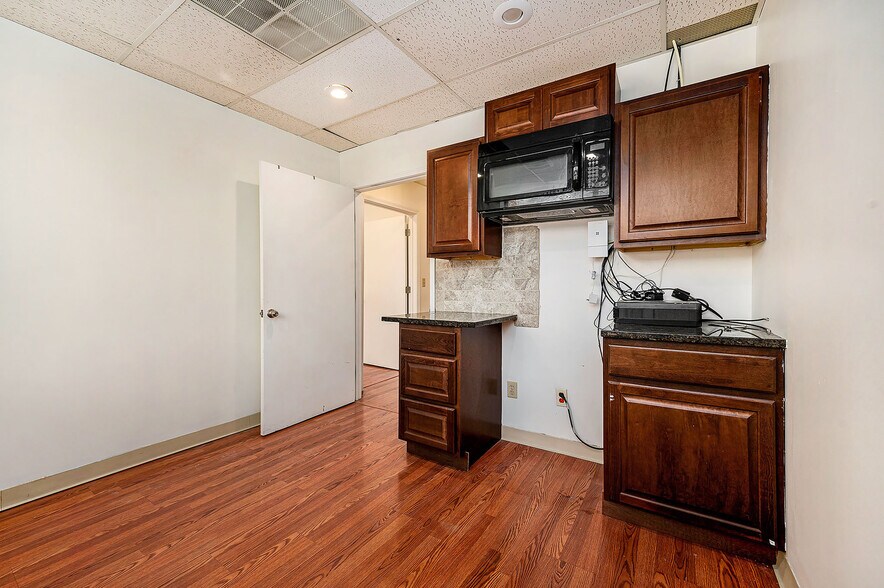 More Photos Of 5950 N Oak Tfwy, Kansas City Office For Sale