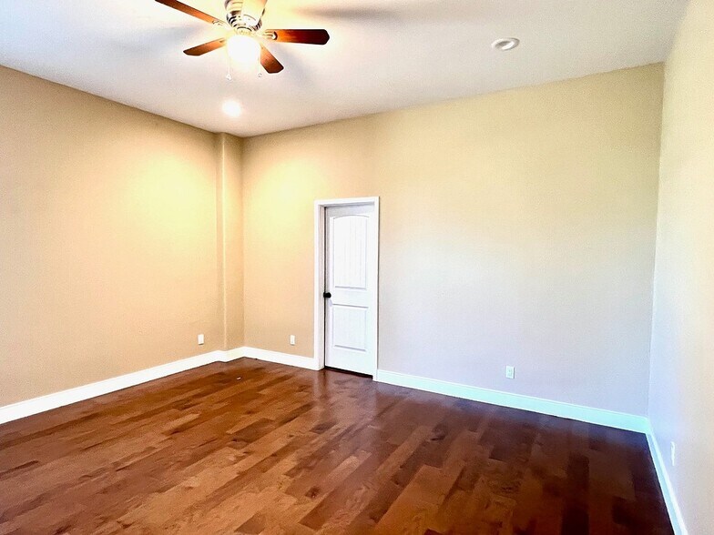 More Photos Of 1417 W State Highway 71, La Grange Storefront Retail Office For Lease