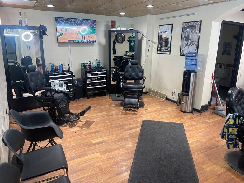 More Photos Of 2340 Kinnickinnic Ave, Milwaukee Storefront Retail Residential For Sale