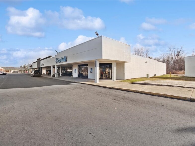 More Photos Of 2055 Gratiot Blvd, Marysville Unknown For Lease
