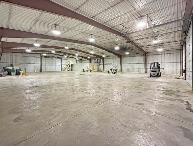 More Photos Of 4015 11th Ave SE, Minot Service For Sale