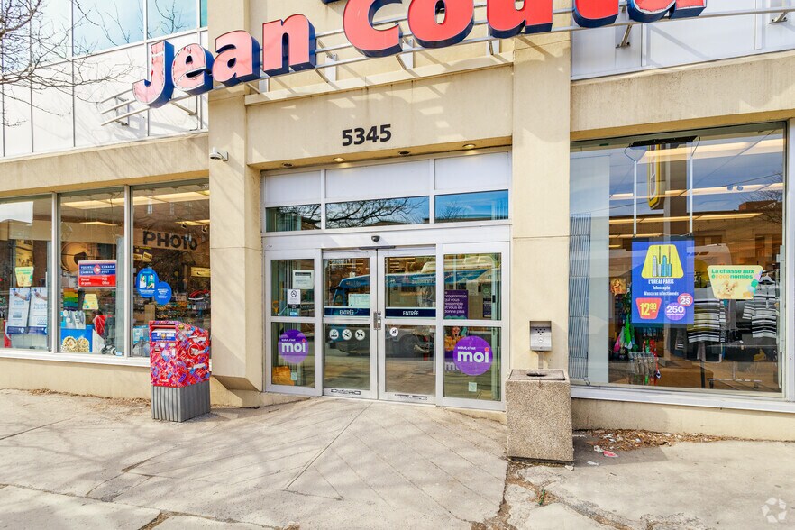 More Photos Of 5141 Av Coolbrook, Montréal Drugstore For Lease