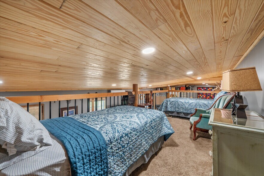 More Photos Of 906 S Main St, Lindale Light Distribution For Sale