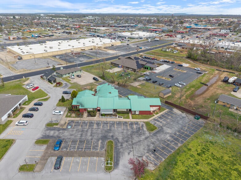 More Photos Of 1102-1108 Poplar Pl, Rogers Medical For Lease