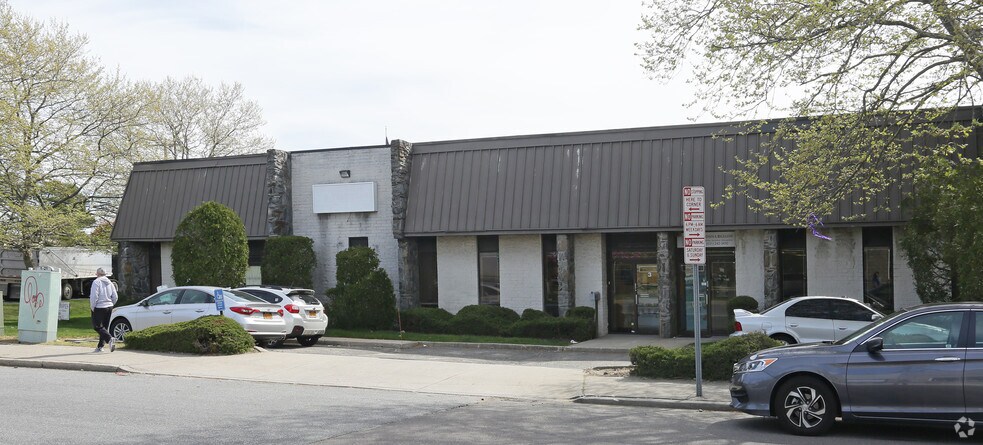 More Photos Of 1-21 Brandywine Dr, Deer Park Warehouse For Lease