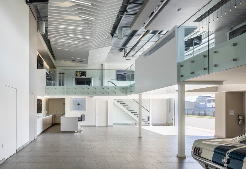 More Photos Of 40-41 Straightaway Dr, Pontiac Parking Garage For Sale