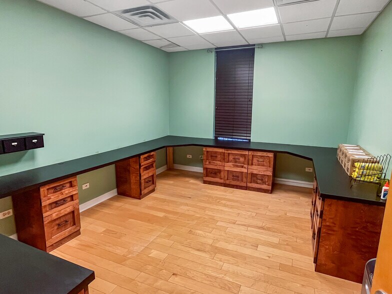 More Photos Of 101-107 N Oak Park Ave, Oak Park General Retail For Sale