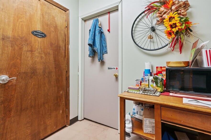 More Photos Of 453-463 S Thompson Ave, Excelsior Springs Storefront Retail Office For Sale