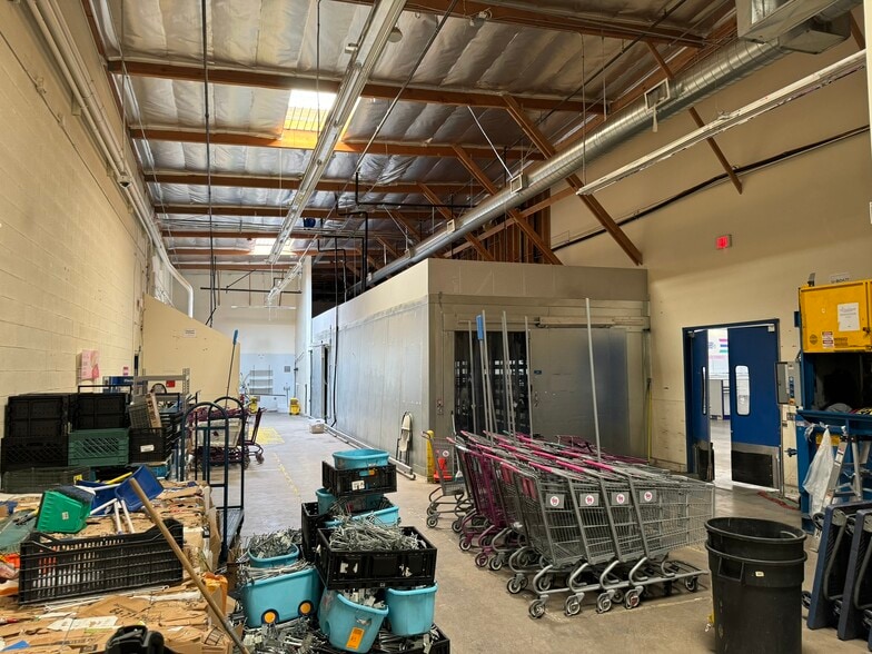 More Photos Of 20220-20222 US Highway 18, Apple Valley Supermarket For Lease