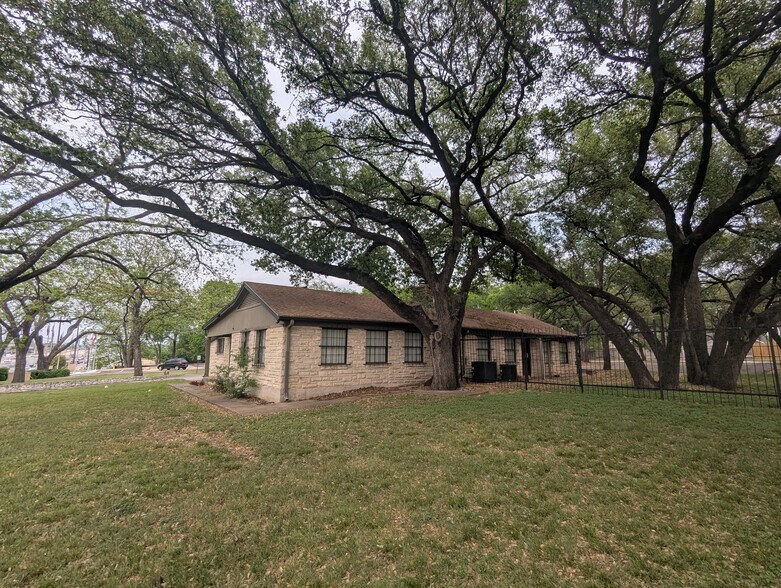 More Photos Of 8411 N Interstate 35, Austin Office For Lease