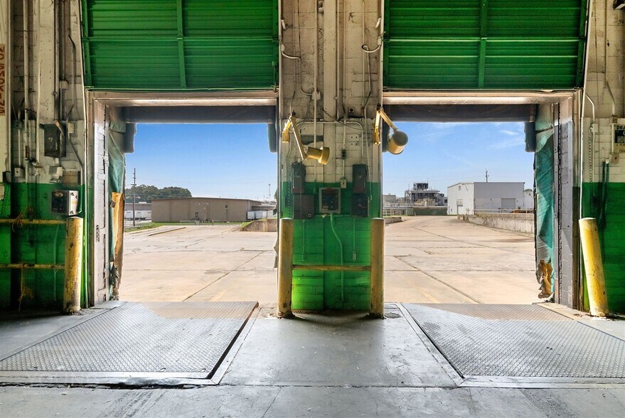 More Photos Of 300 S Main St, Mauldin Warehouse For Sale