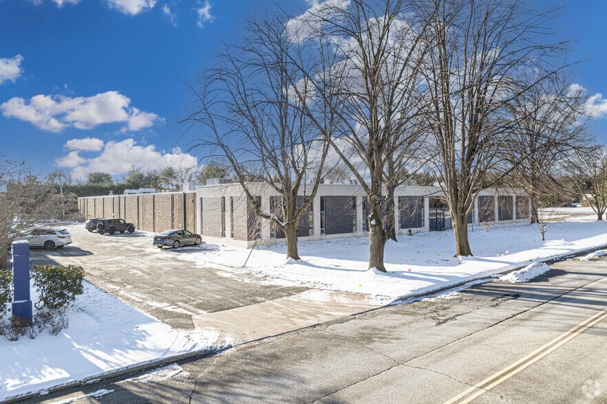 More Photos Of 420-424 Crossways Park Dr, Woodbury Industrial For Sale
