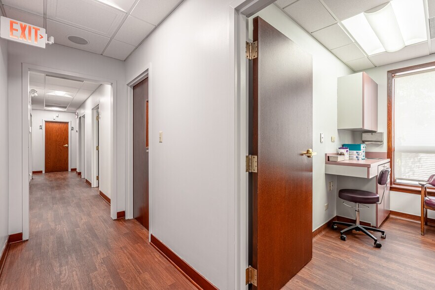 More Photos Of 401 N York St, Elmhurst Medical For Lease