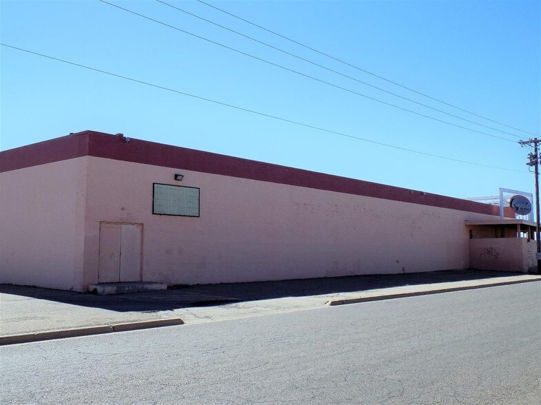 More Photos Of 2403 N Cornell St, Lubbock Bar For Sale