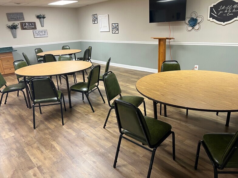 More Photos Of 236 Middlebelt Rd, Garden City Religious Facility For Lease