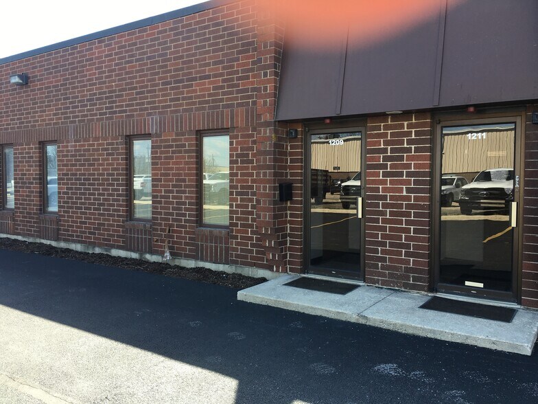 More Photos Of 1201-1219 Paramount Pky, Batavia Warehouse For Lease