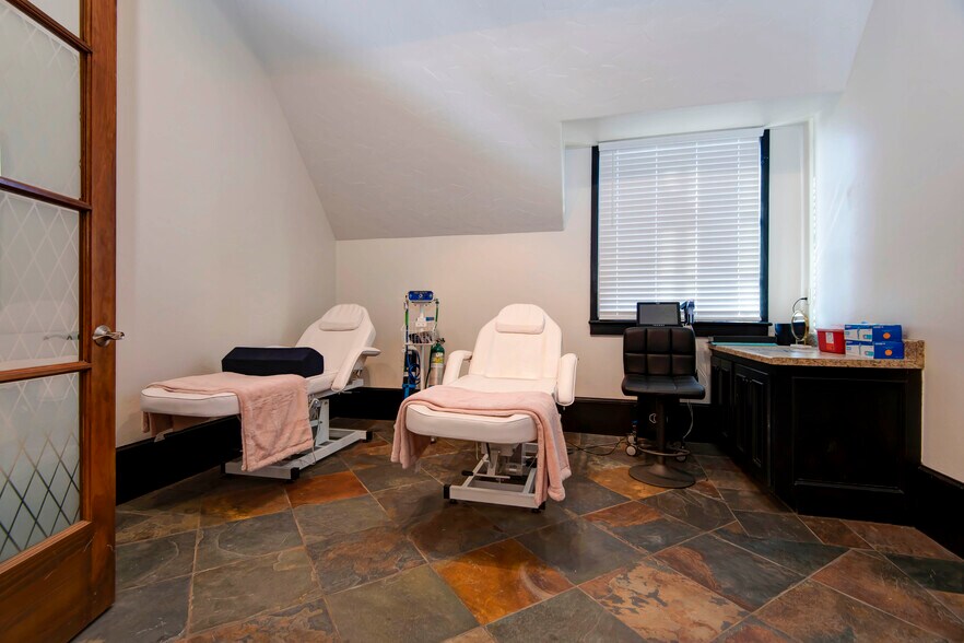 More Photos Of 1531 E Bradford Pky, Springfield Medical For Lease