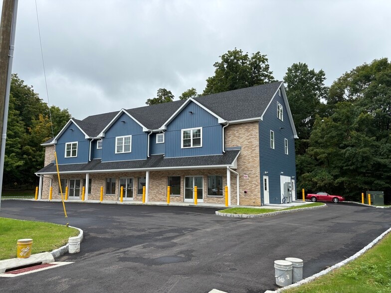 More Photos Of 1347 New Haven Rd, Naugatuck General Retail For Lease