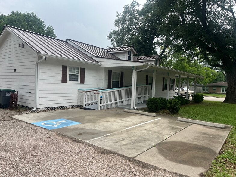 More Photos Of 715 Kane St, Tomball Office Residential For Lease